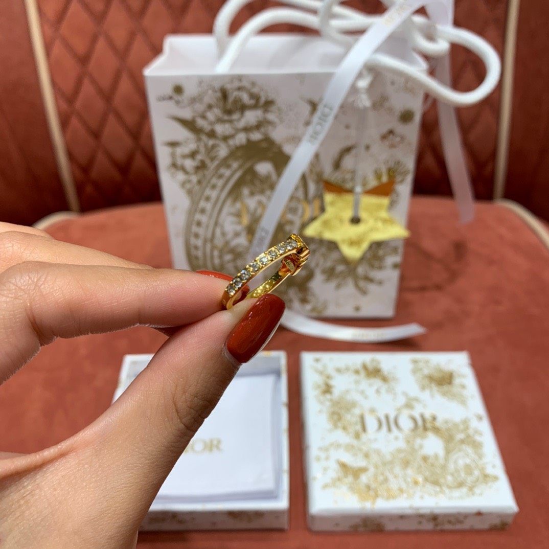 太出片了; 闪闪亮上手超显白, 戴中指、食指非常地合适（建议
