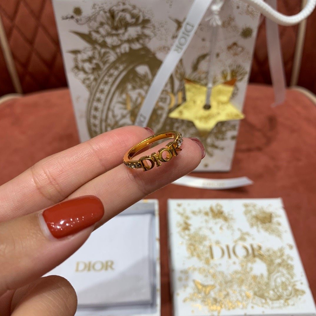 太出片了; 闪闪亮上手超显白, 戴中指、食指非常地合适（建议