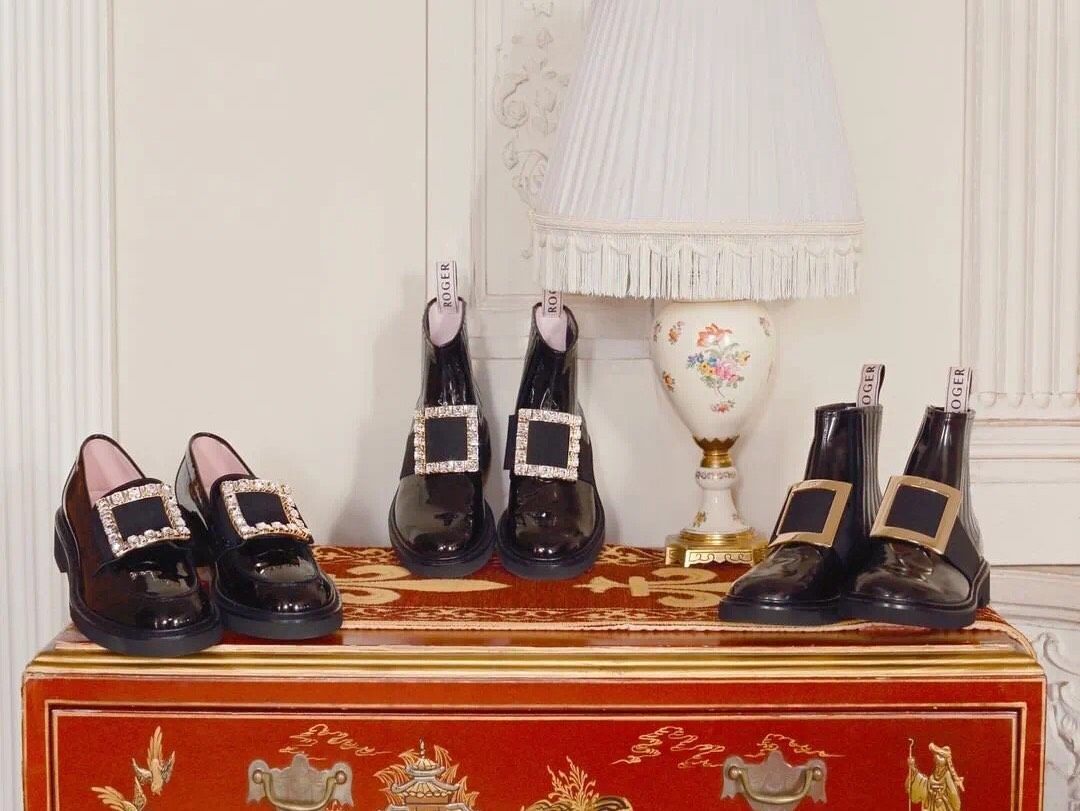最近两年，Roger Vivier的钻扣鞋也渐渐加入到很多人