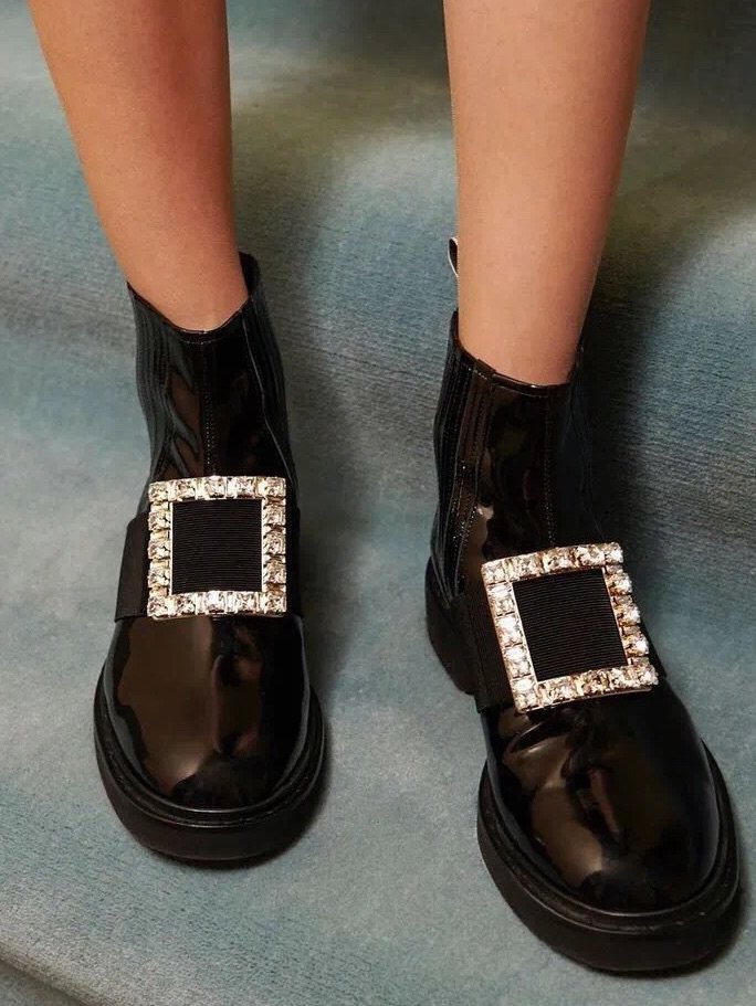 最近两年，Roger Vivier的钻扣鞋也渐渐加入到很多人