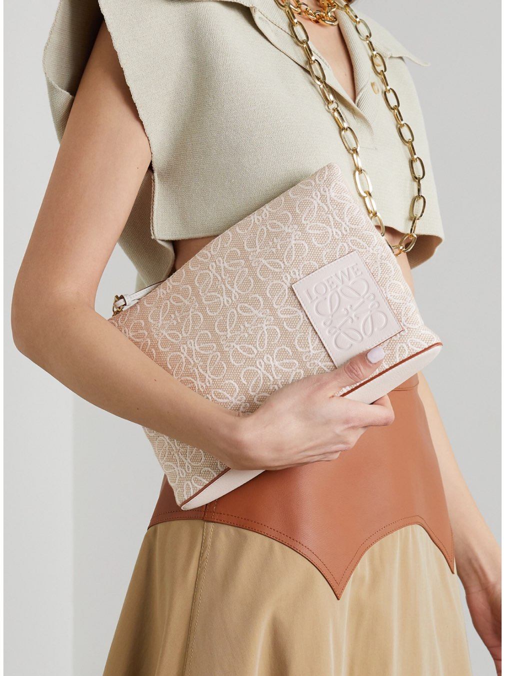 🌟春天很适合这款Loewe的手拿包，经典又百搭非常精致。以