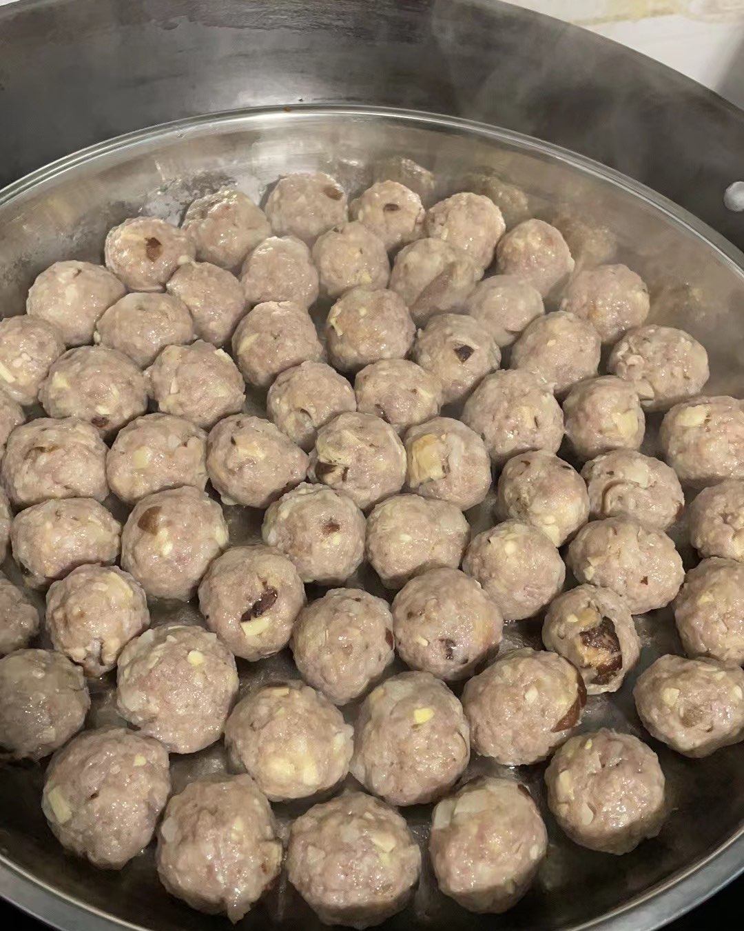 这个肉丸子真的真的让我很爱吃！！ 就是做起来很花时间。 准备