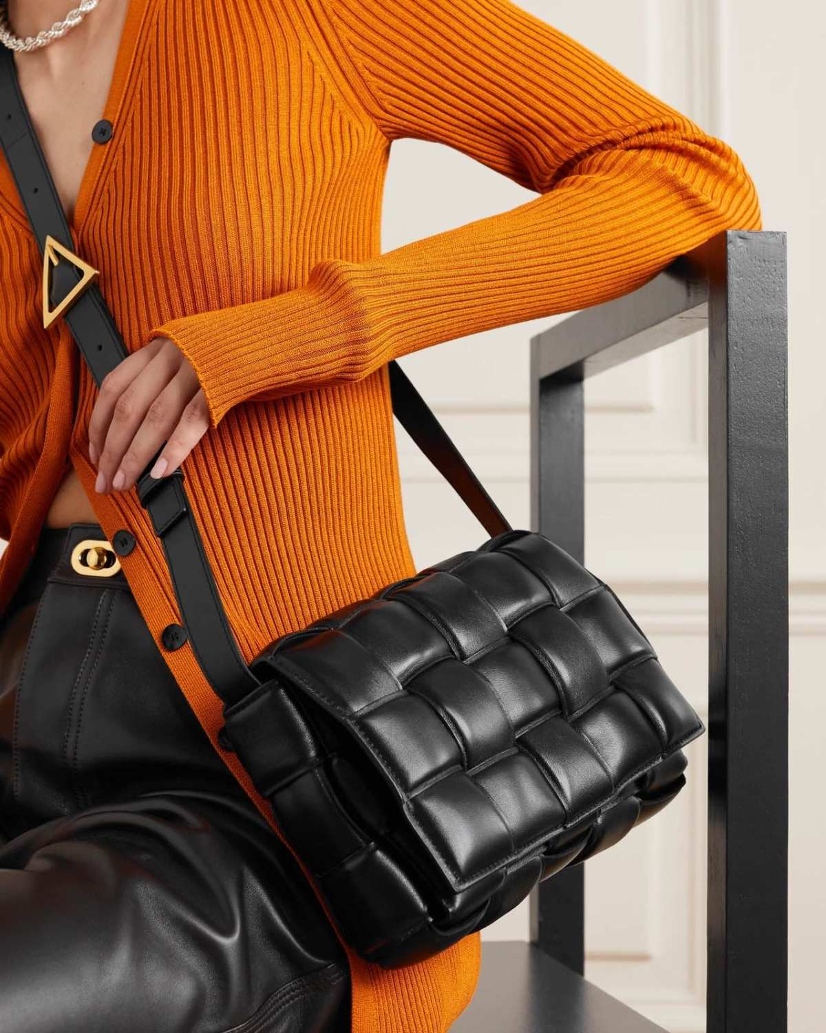 bv cassette单肩包,纵横交错的黑色编织,就像是一板巧克力,海淘攻略