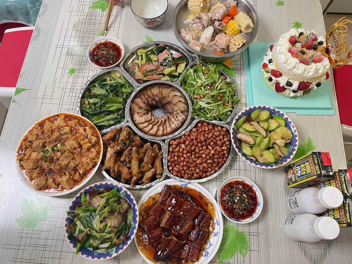 姐姐姐夫回家，一家人团圆过年，刚好是姐夫的生日，大家开心一聚
