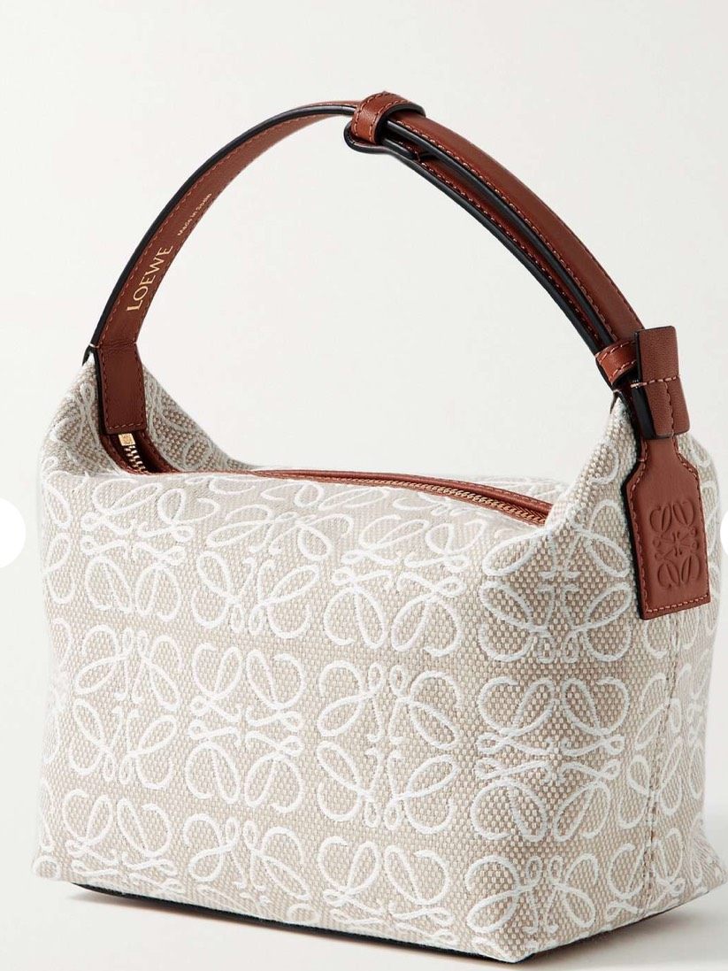 ✅LOEWE作为成立于1846年的西班牙百年老牌，很受皇室喜