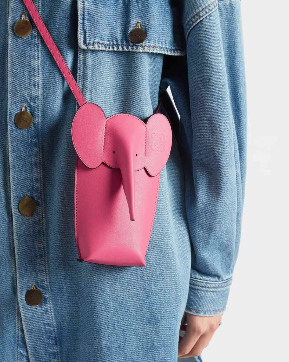 🪐Loewe 这款单肩包以手工涂边，精心勾勒出栩栩如生的折