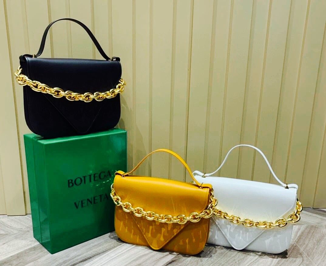 💛 Bottega Veneta很擅长把柔软的皮革和硬朗的