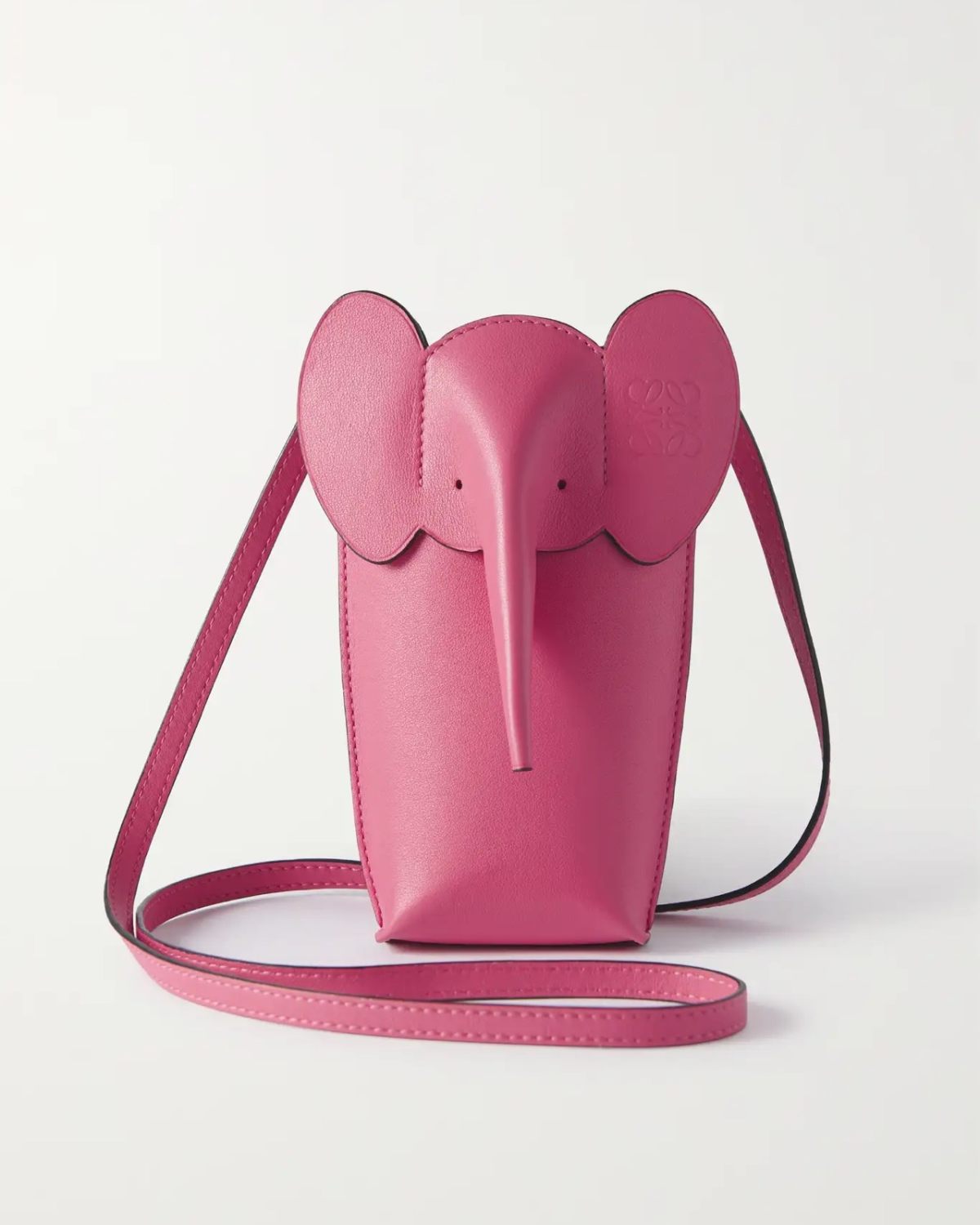 🪐Loewe 这款单肩包以手工涂边，精心勾勒出栩栩如生的折