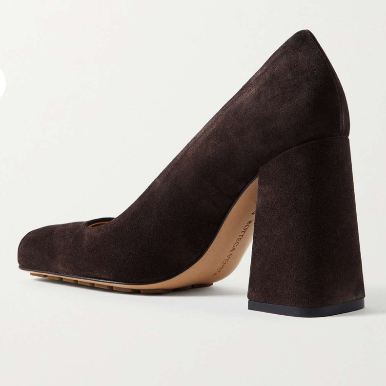 💙今年几乎各大品牌都加入了方头鞋的大军，各界时尚人士也都踩