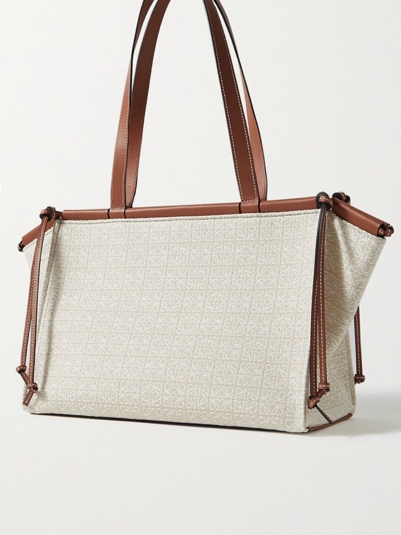 今天给大家分享一款很有度假风的包包，loewe cushio