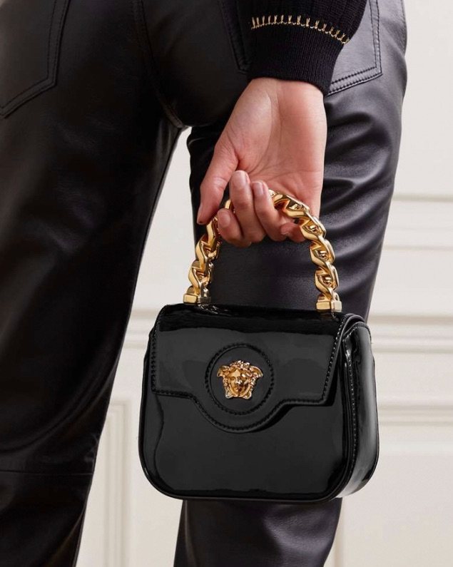 ‪⛓️VERSACE装饰链条款漆皮迷你手提包，‬轻便出行  