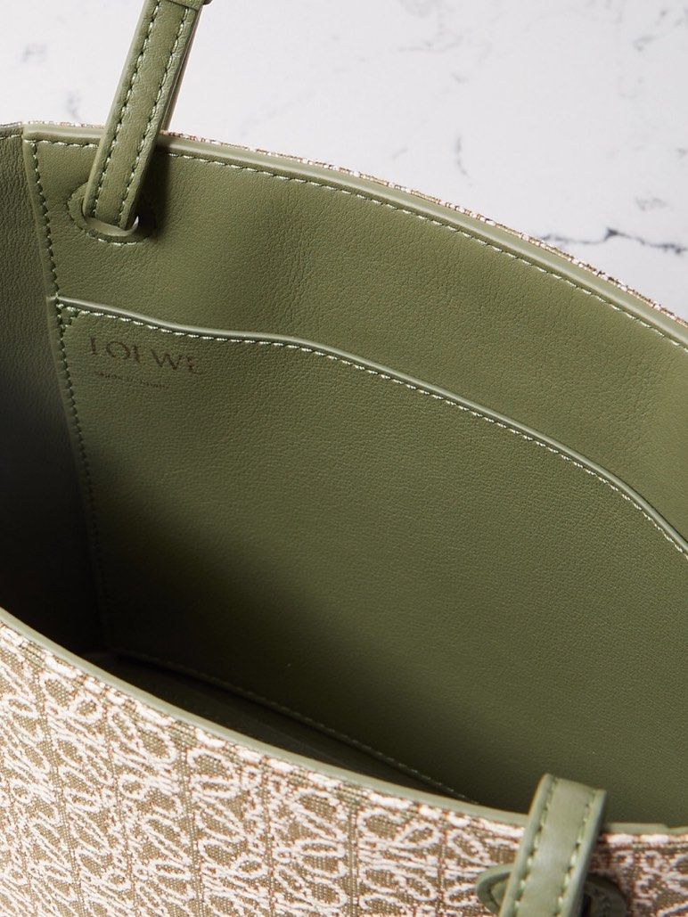 ❤️喜欢大包包的妹纸Loewe这款提花托特包包。一方面它有着