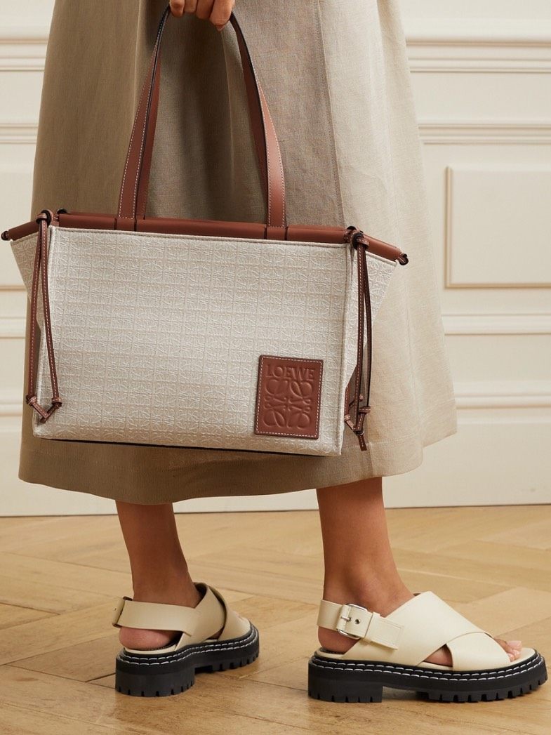 今天给大家分享一款很有度假风的包包，loewe cushio