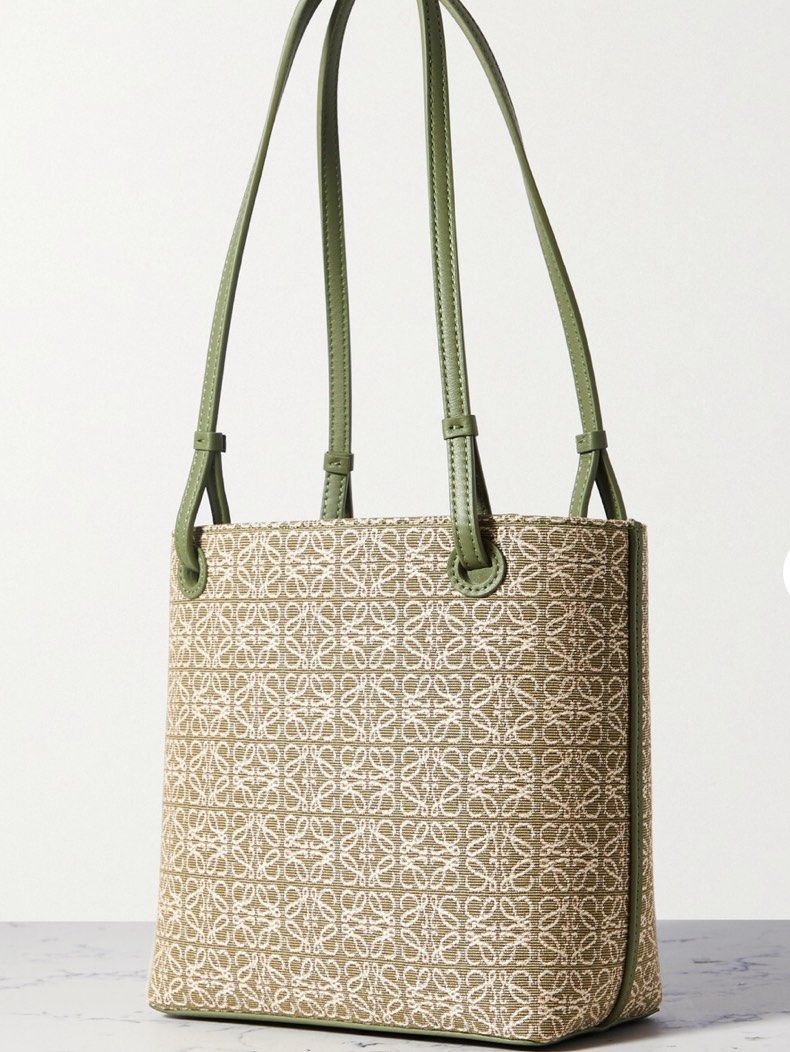 ❤️喜欢大包包的妹纸Loewe这款提花托特包包。一方面它有着