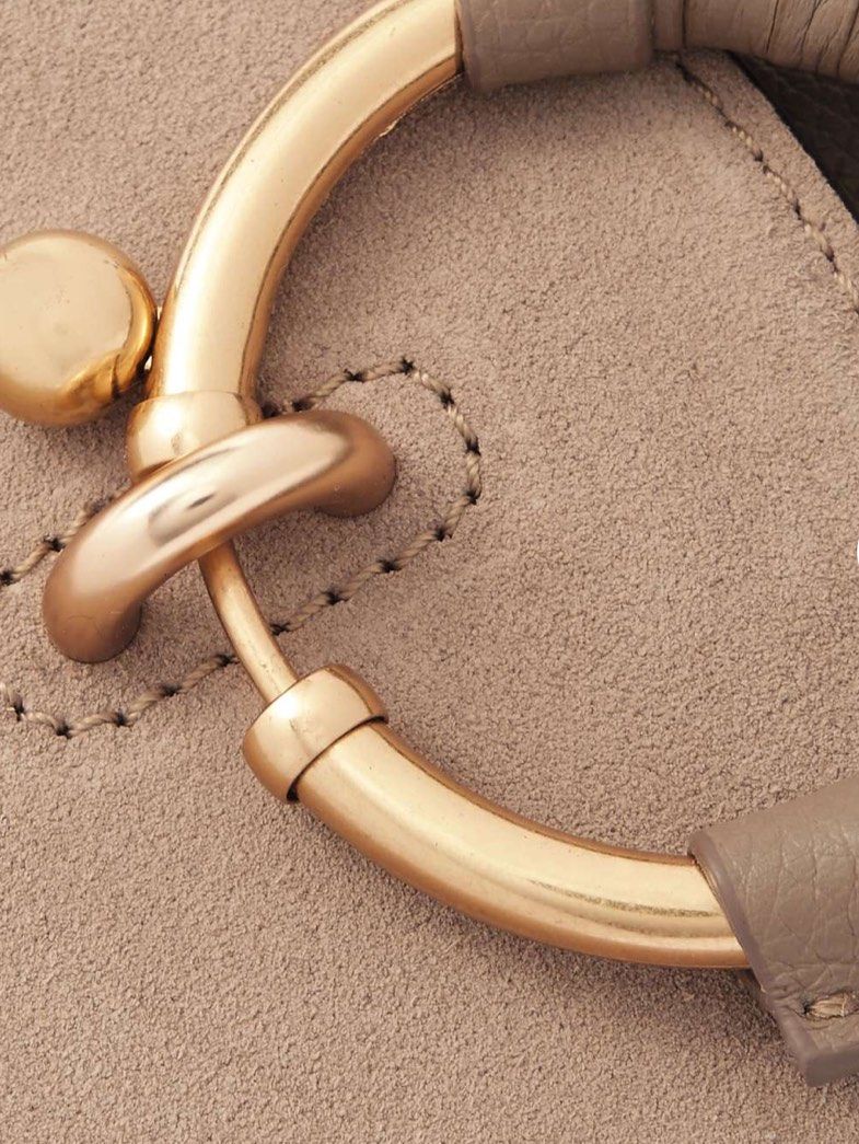 See By Chloé 是其优雅的姐妹品牌 Chloé 旗