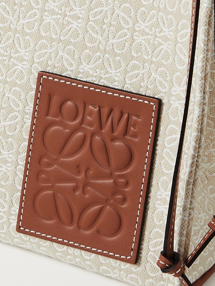 今天给大家分享一款很有度假风的包包，loewe cushio