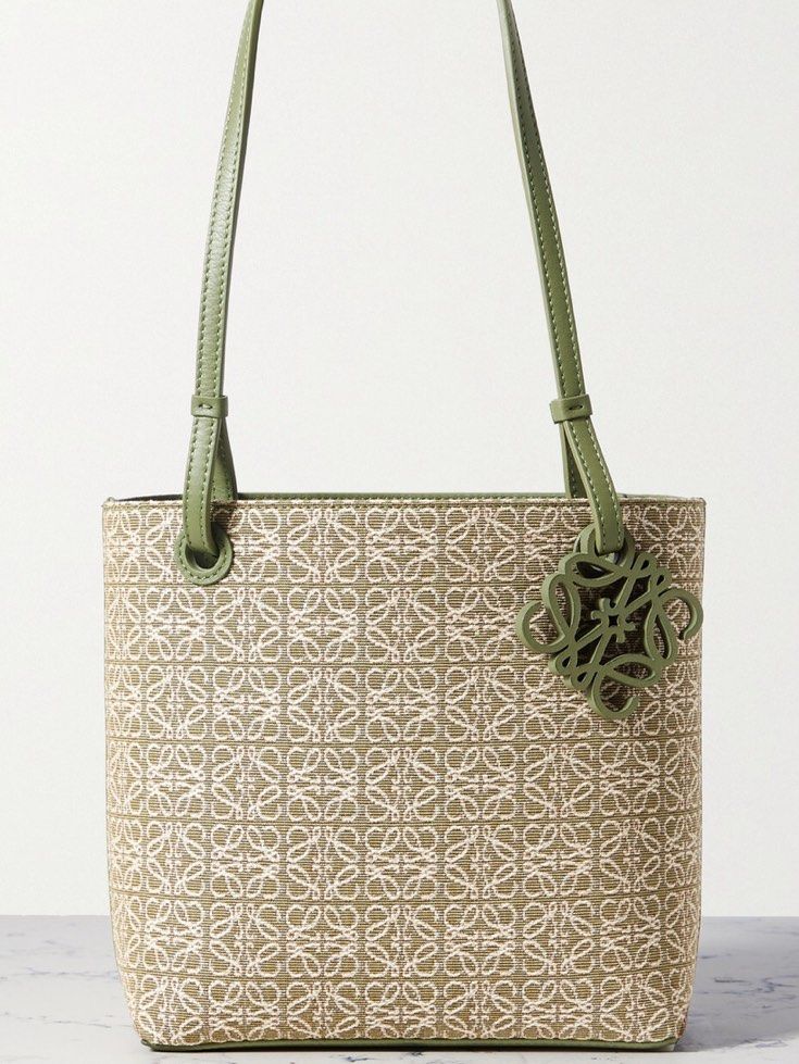 ❤️喜欢大包包的妹纸Loewe这款提花托特包包。一方面它有着