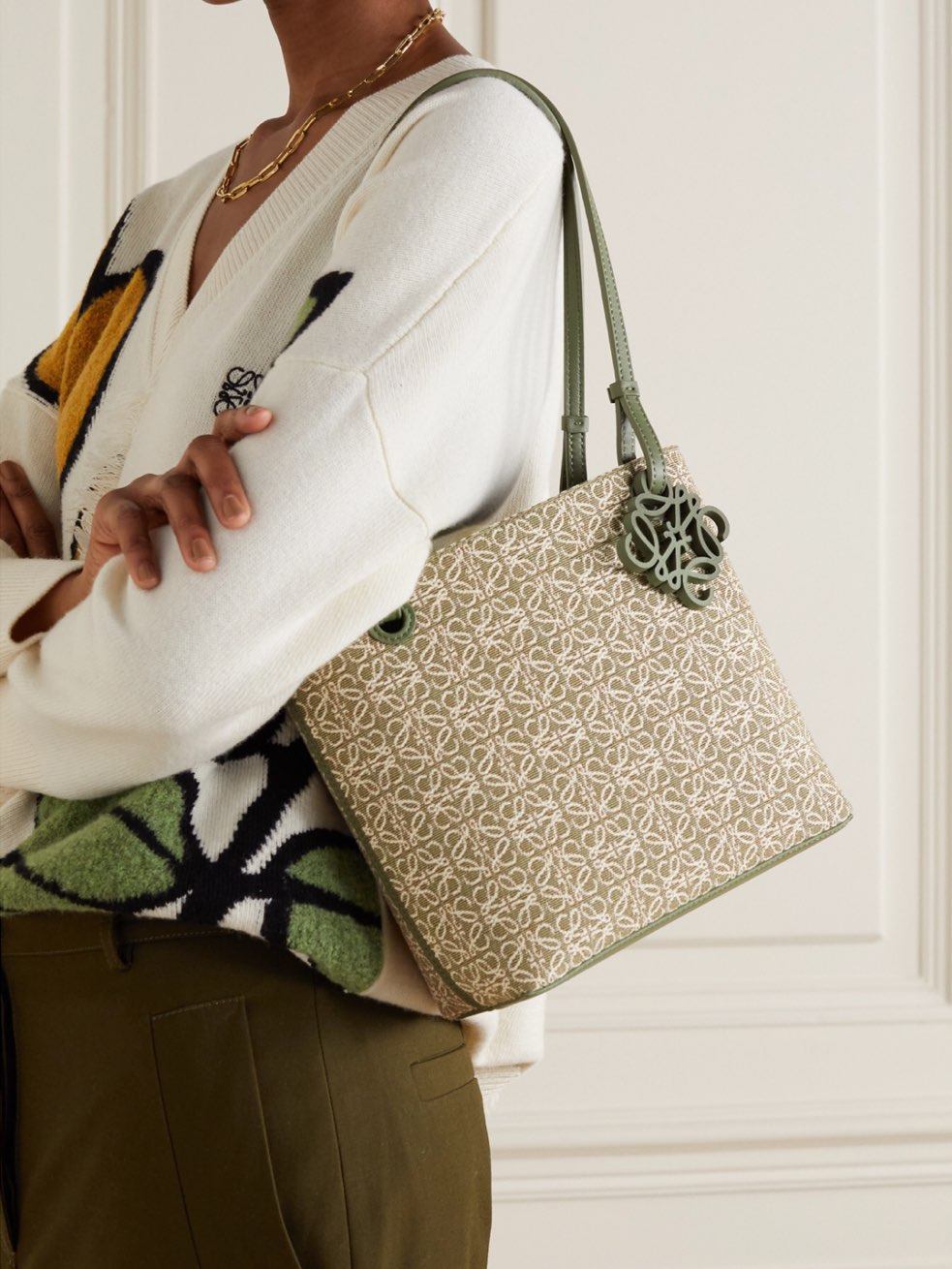 ❤️喜欢大包包的妹纸Loewe这款提花托特包包。一方面它有着