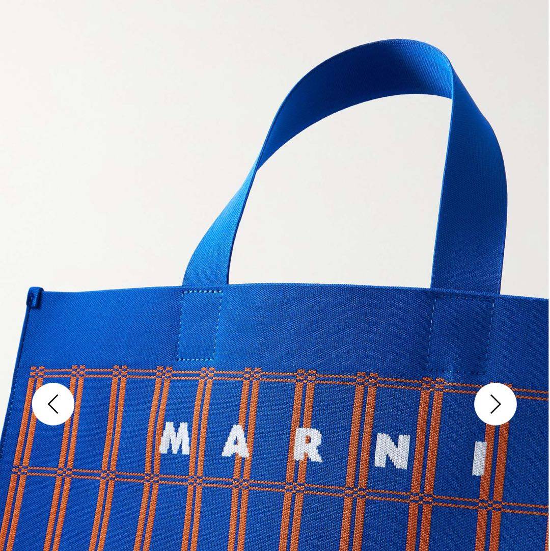 💙在时尚博主的街拍中，购物袋总是常常出现，大而简约的袋子，