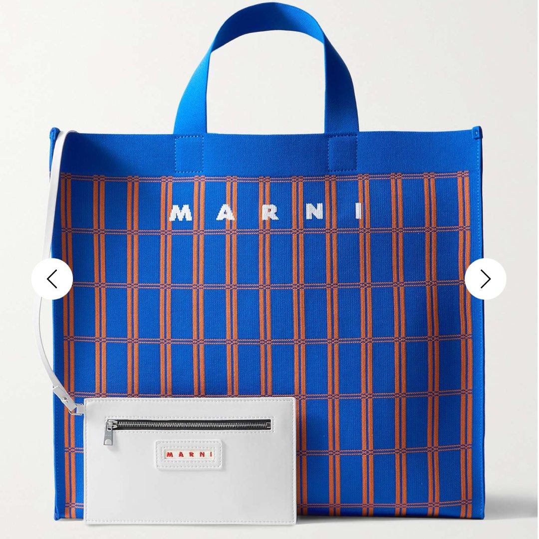 💙在时尚博主的街拍中，购物袋总是常常出现，大而简约的袋子，