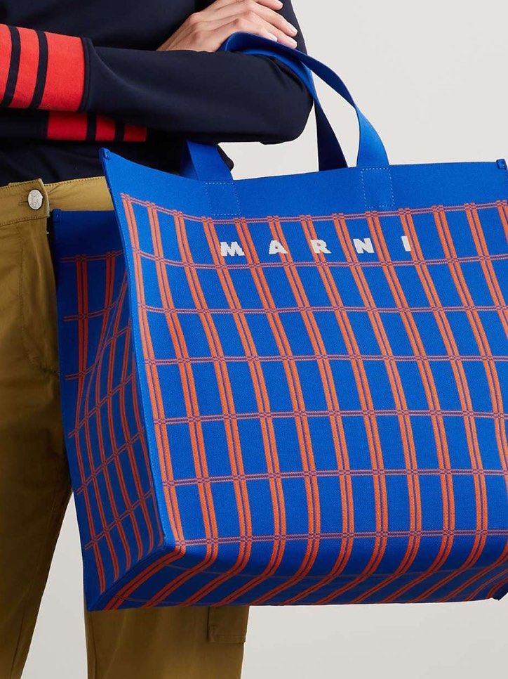 💙在时尚博主的街拍中，购物袋总是常常出现，大而简约的袋子，