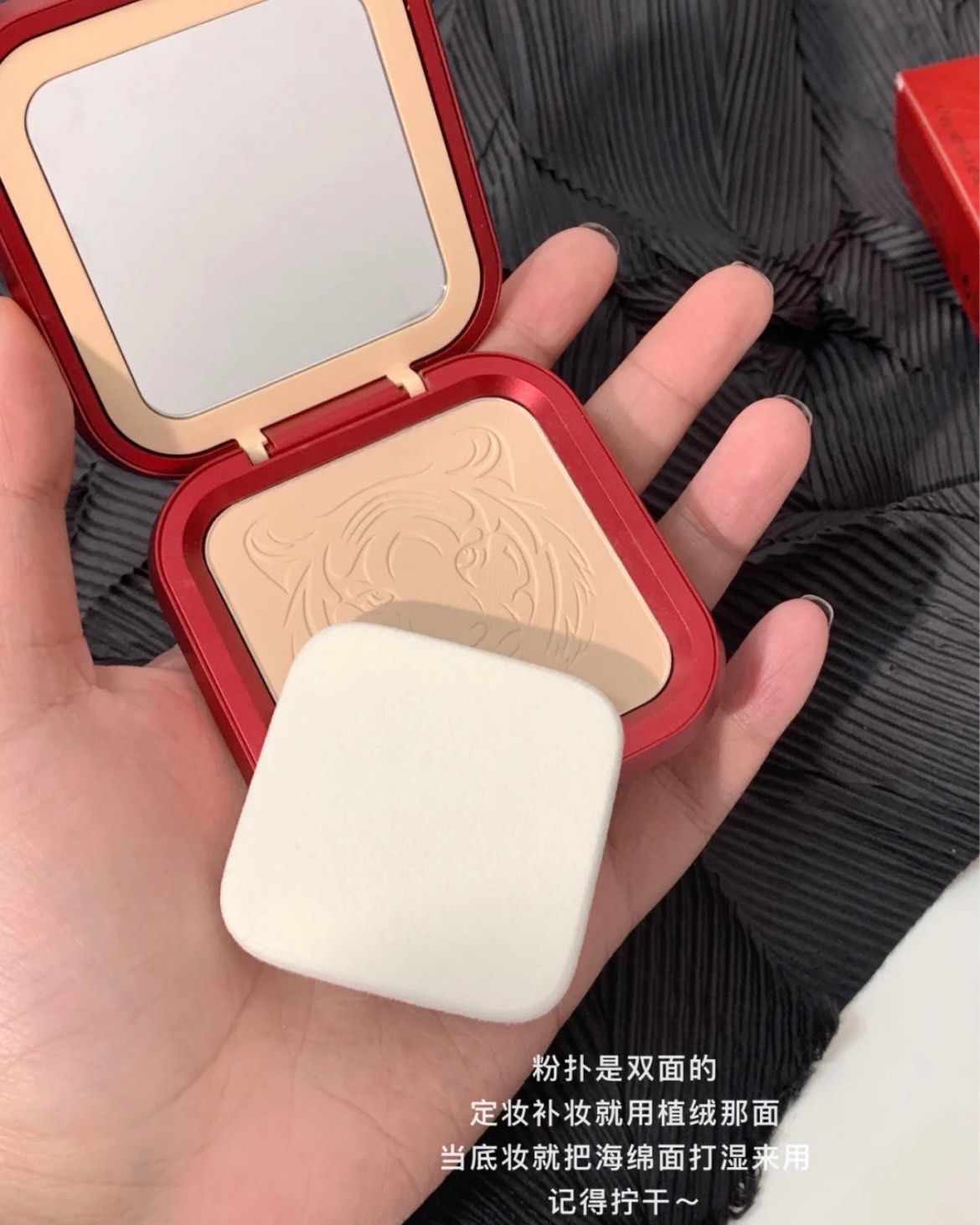 ➕KIKO 2022新年限定粉饼，新年正当红，金属光泽，质感