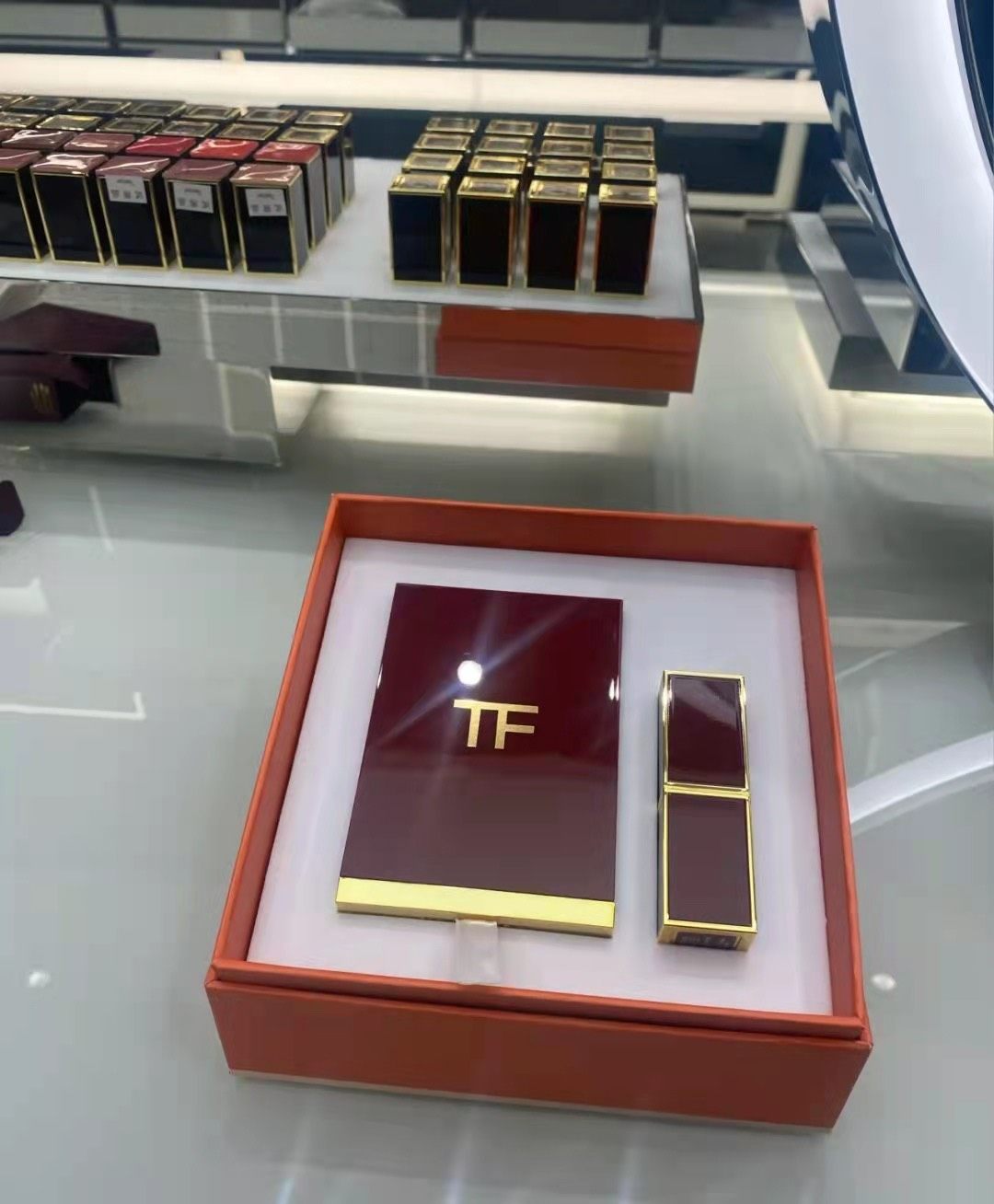 TF的礼盒就没有清新可爱的时候，全部都是精致高级，金色酒红的