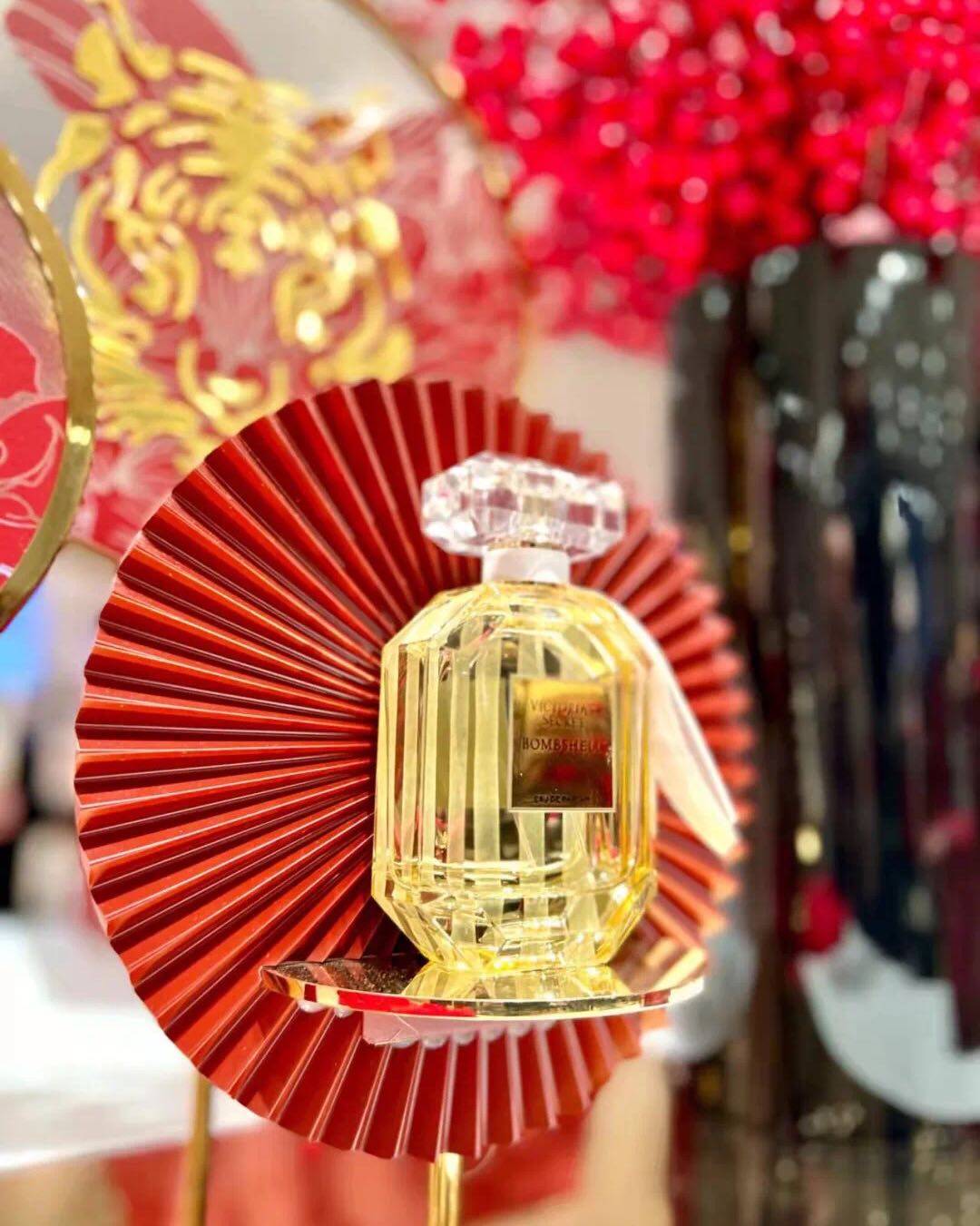 维多利亚的秘密携手代言人杨幂，何穗推出2022年新春系列，选