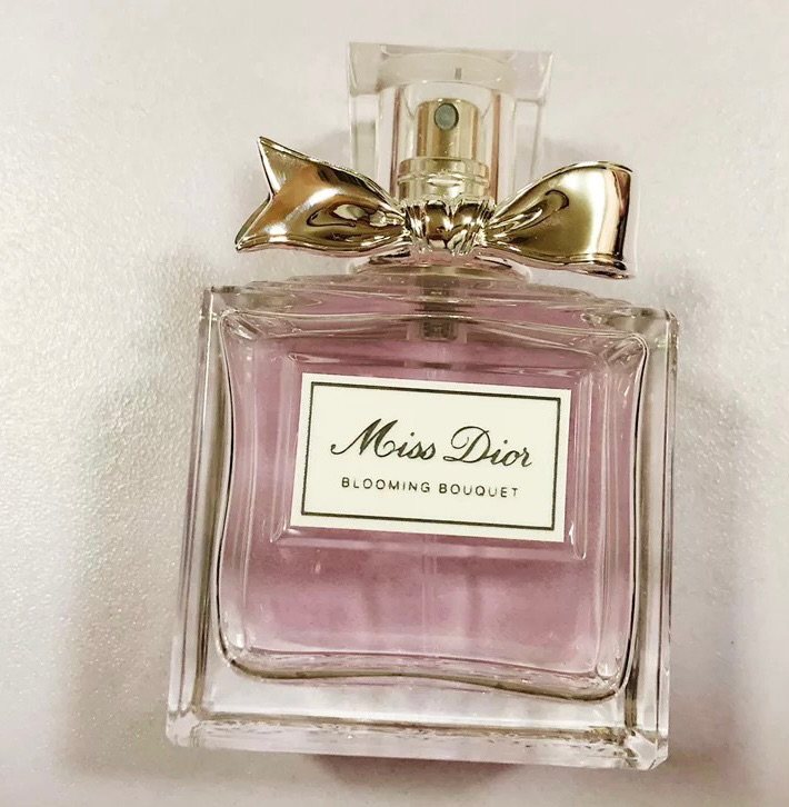 ✨迪奥花漾甜心香水它的瓶身设计首先就很吸引人，粉粉的颜色，满
