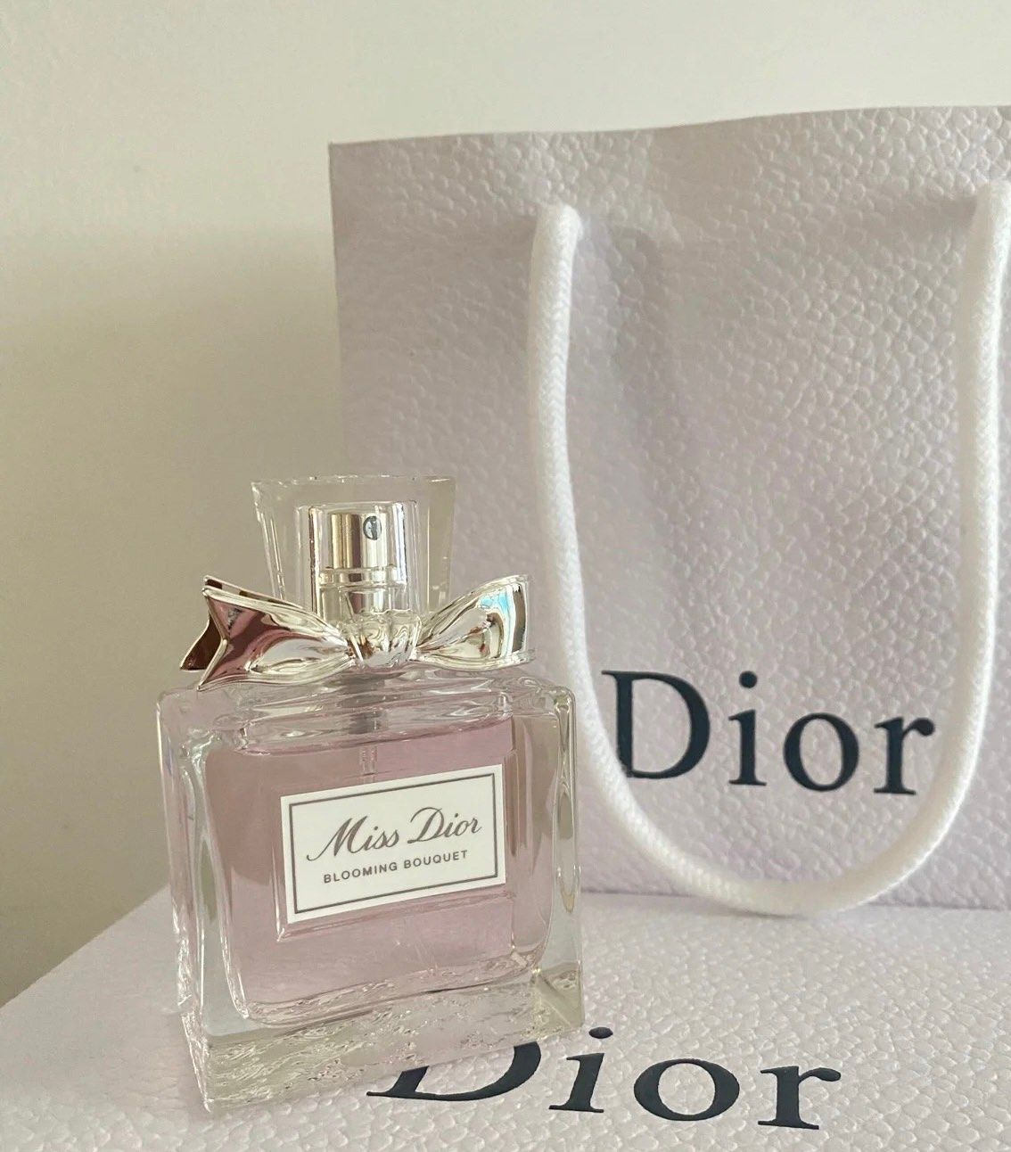 ✨迪奥花漾甜心香水它的瓶身设计首先就很吸引人，粉粉的颜色，满