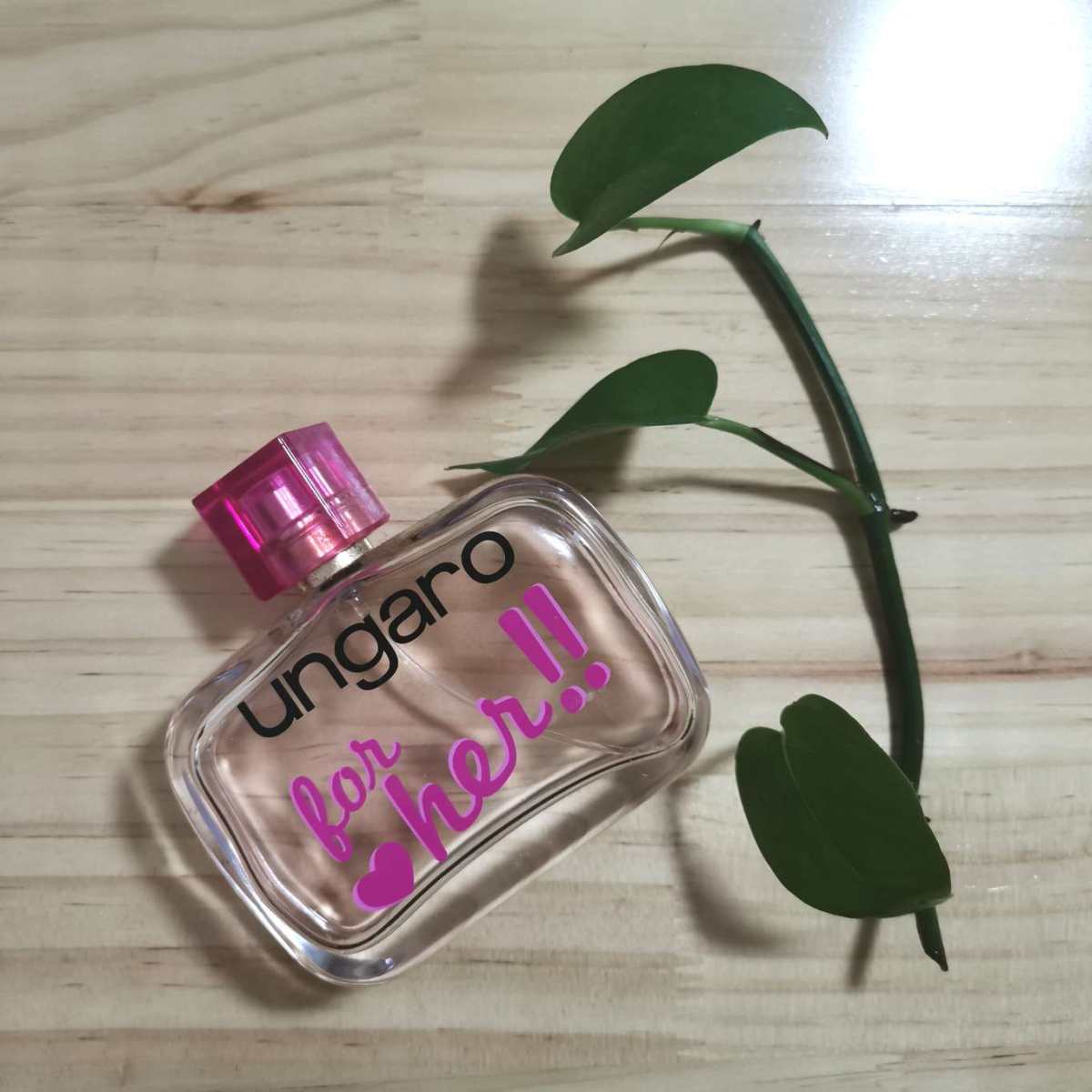 别看瓶子里还有很多，但这真的是我的第一瓶香水，好几年前了吧，