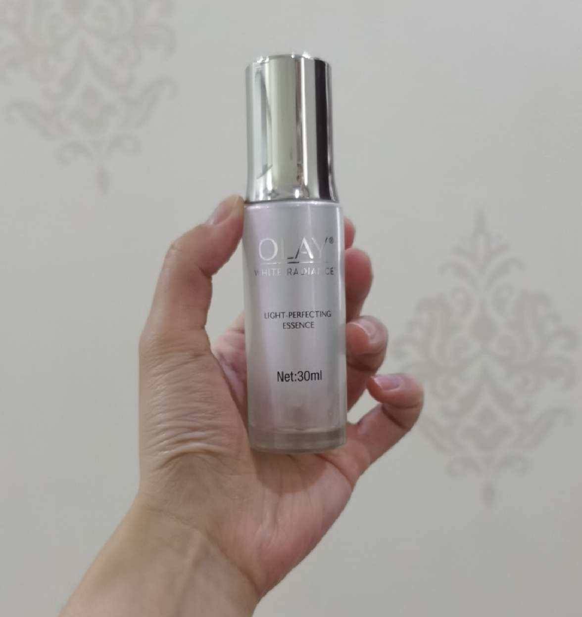 今天空瓶的是olay的小白瓶 相信这是很多人的第一瓶精华，因