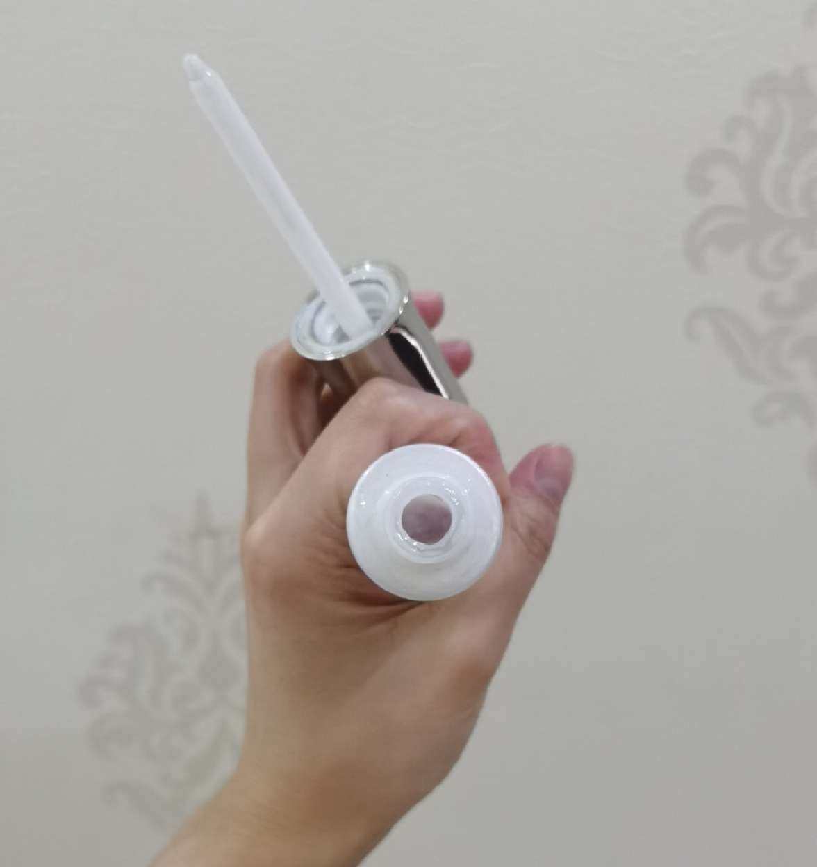 今天空瓶的是olay的小白瓶 相信这是很多人的第一瓶精华，因