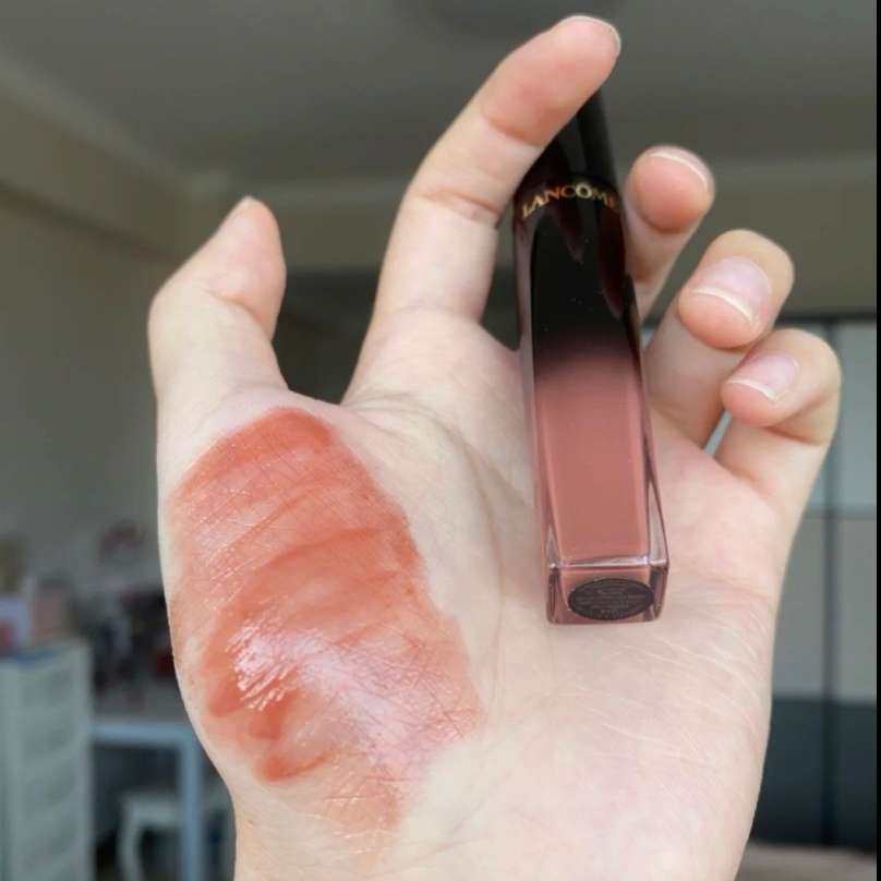之前一直想尝试奶茶妆容，却缺一个奶茶系口红💄。本人黄一白，