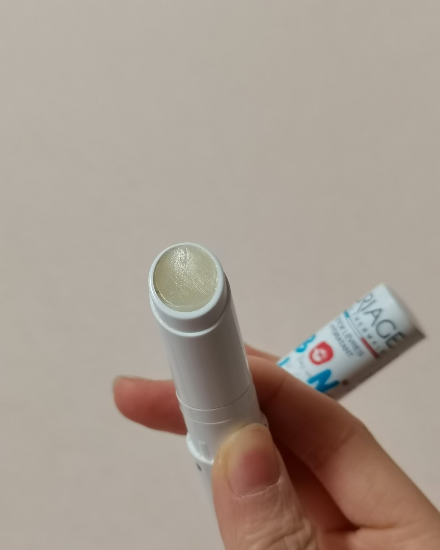 ✅依泉的白管润唇膏。我也是看同学发朋友圈才买来试试的，第一次