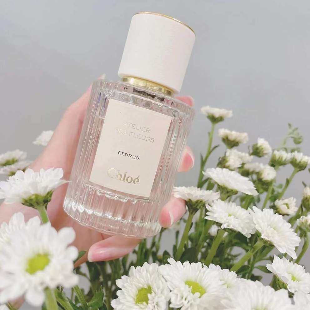 的这款香水是寇依家的🌸花艺高定系列，淡粉色为主的文艺瓶身，