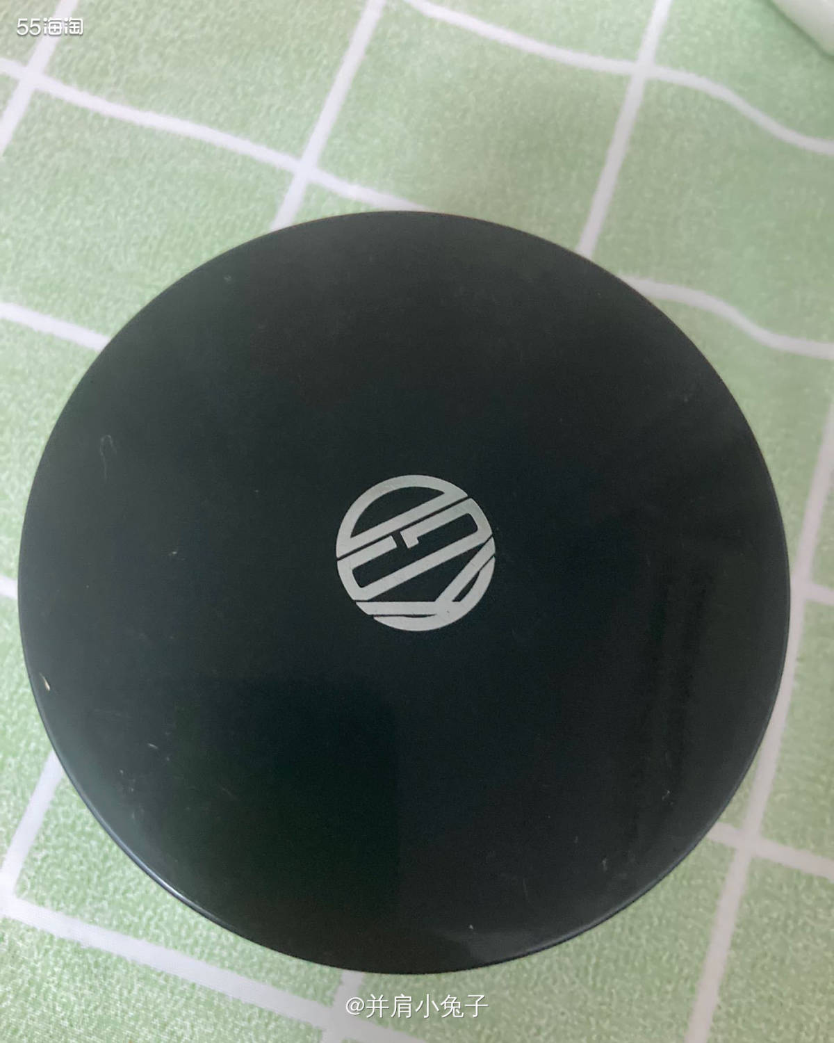 之前买江原道粉底液的时候送了一盒散粉，最开始一直放着没用，但
