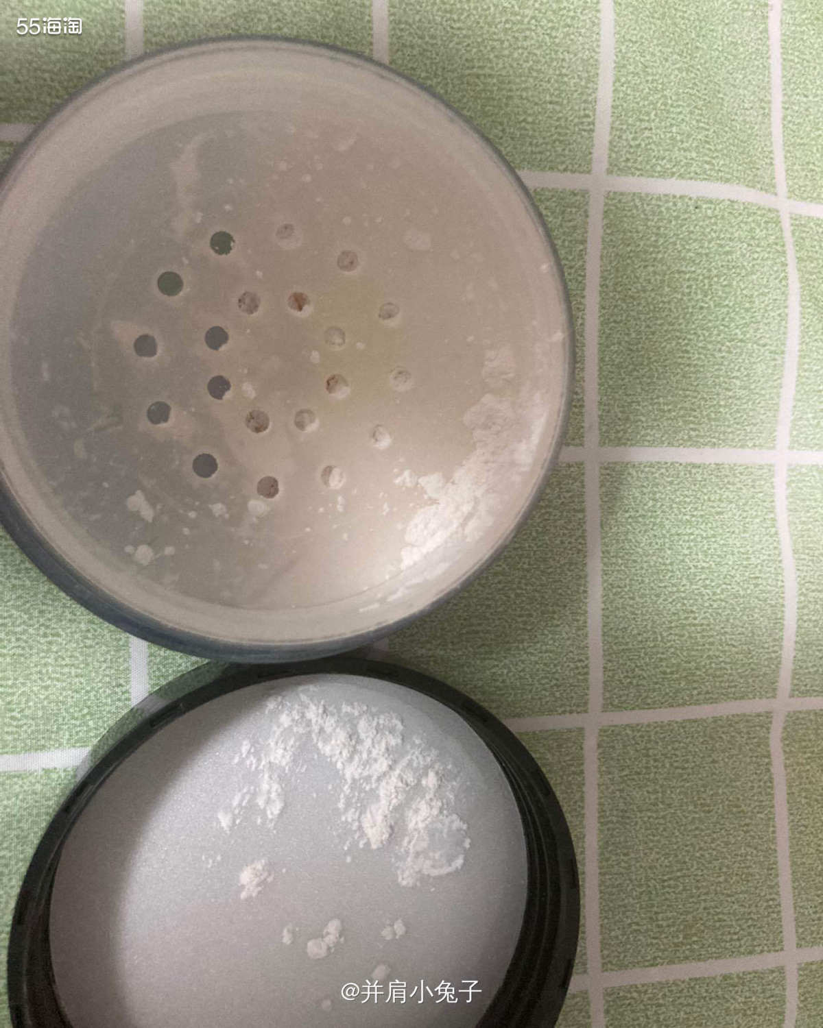 之前买江原道粉底液的时候送了一盒散粉，最开始一直放着没用，但