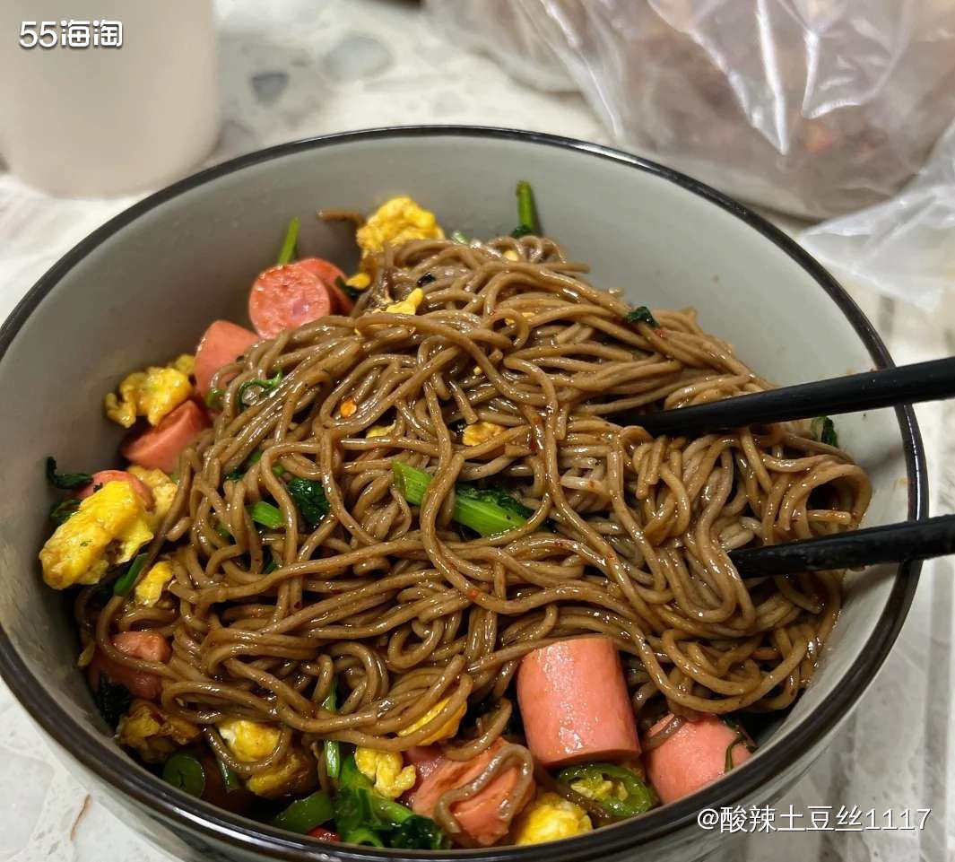荞麦面的饱腹感高  荞麦面里的膳食纤维含量高,GI值低(升糖