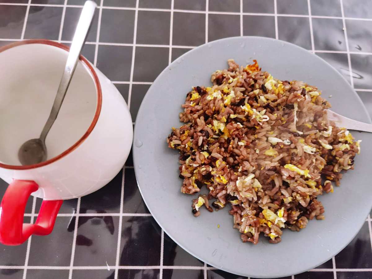 😲早上起来就好饿呀，吃了两个小小的红薯，喝水。然后继续去床
