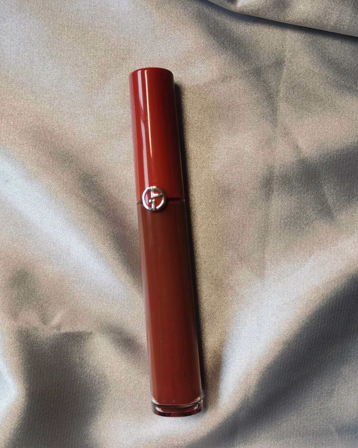 ✅今日份口红是阿玛尼唇釉206色号，我习惯性薄薄的涂一层，这