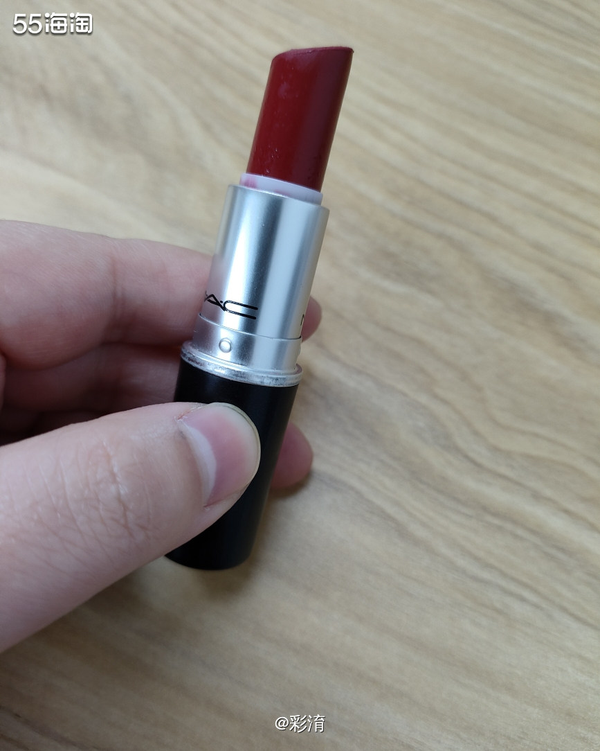 MAC俄罗斯红涂上让你瞬间气场全开，它属于蓝调的红色，但又有