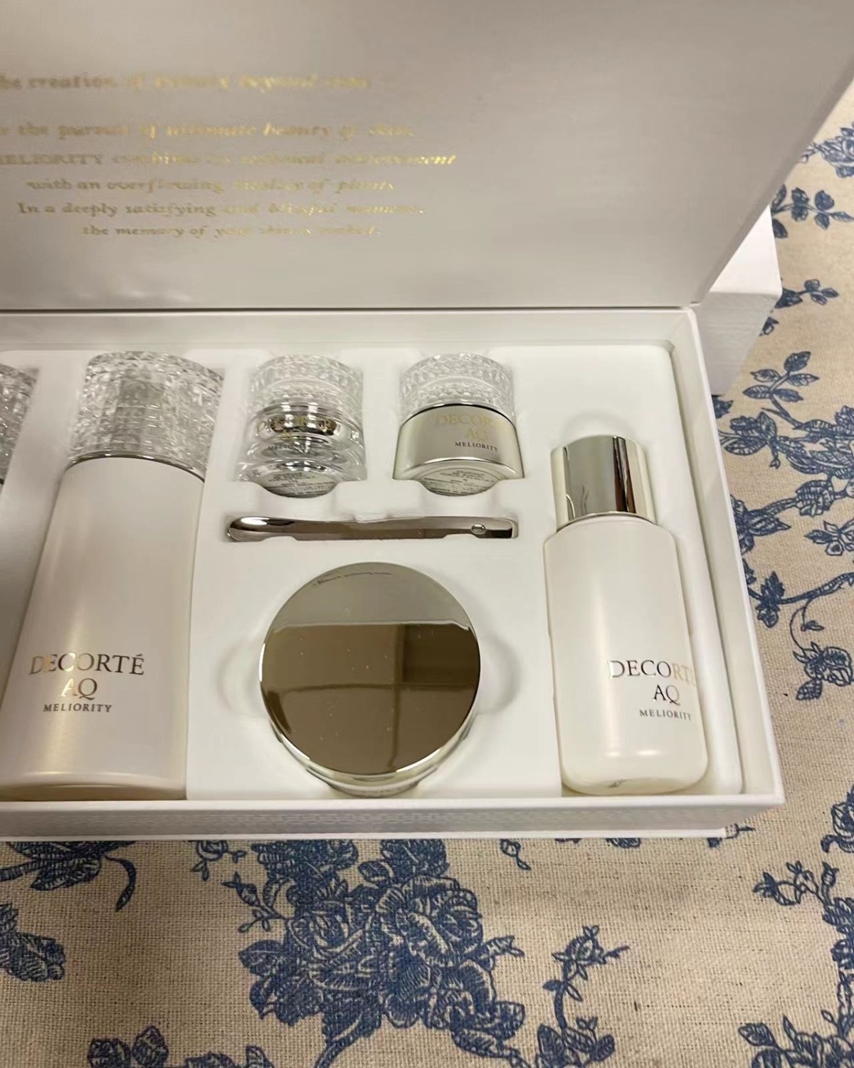 黛珂精致完美系列套装，真的是高大上啊！送礼也不错哈！  走的