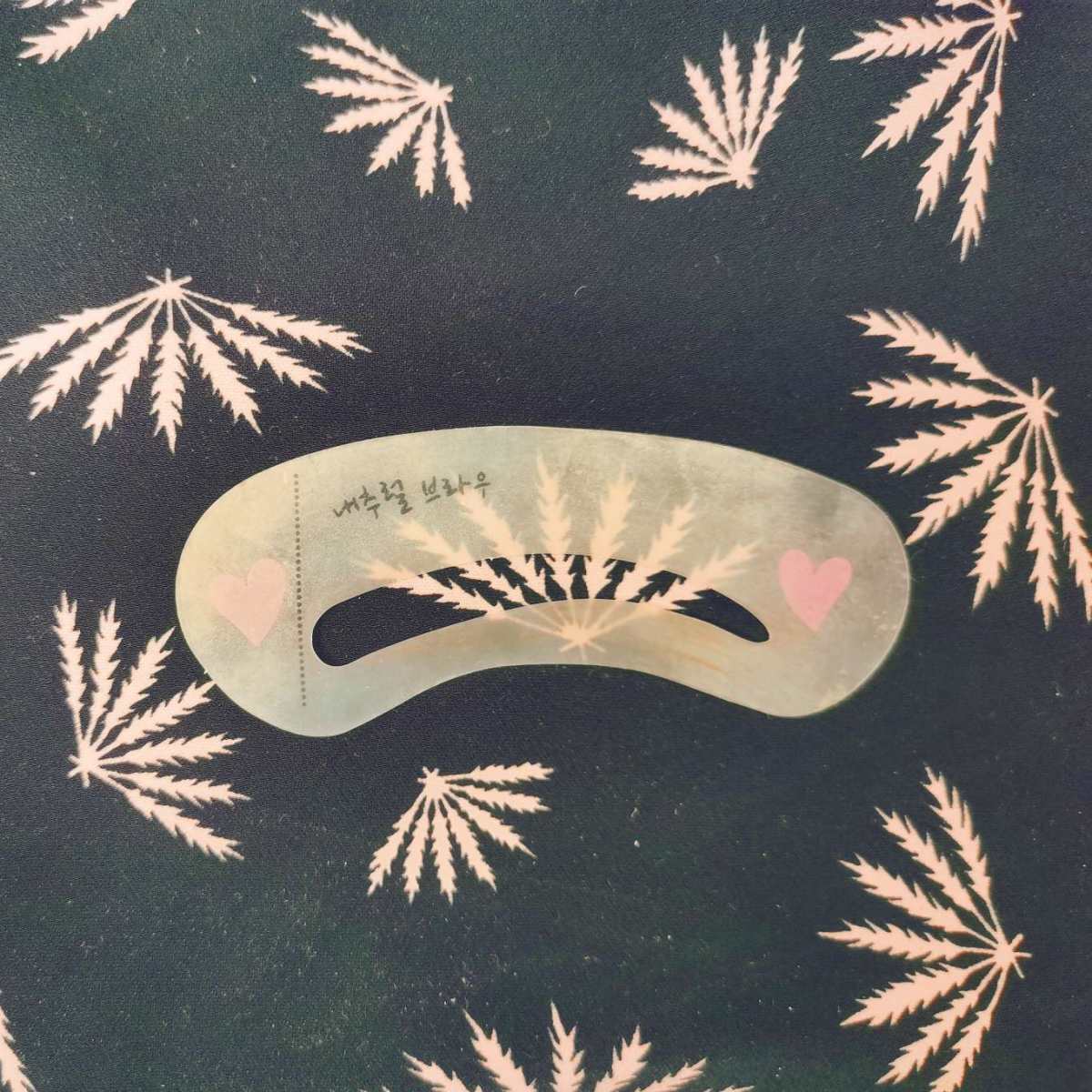 经常看各种美妆博主的美妆教程，每次都是一看就会，一画就废，画