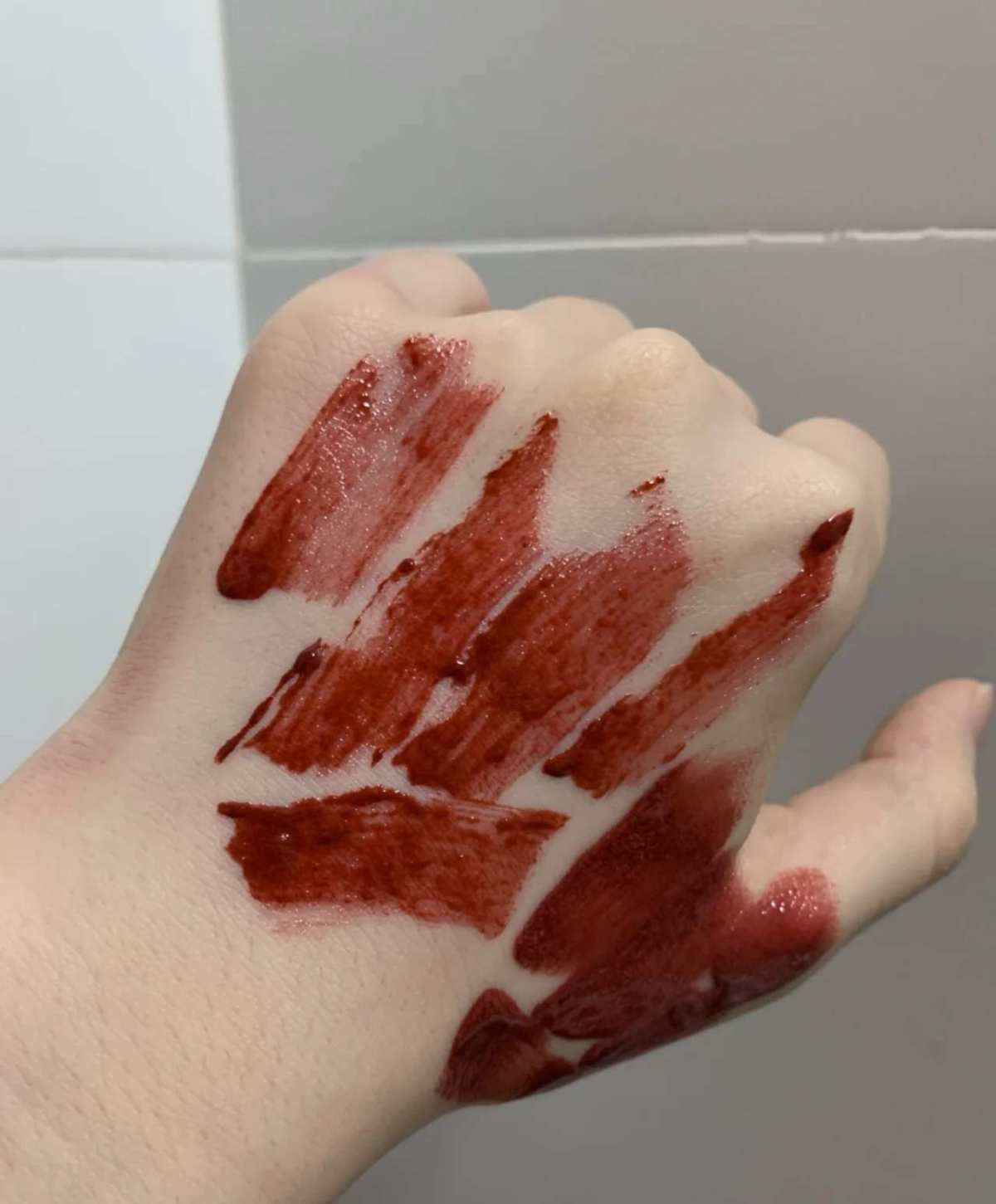 ysl416一颗大大的番茄色。 稍带一点橘棕调调, 就这么看