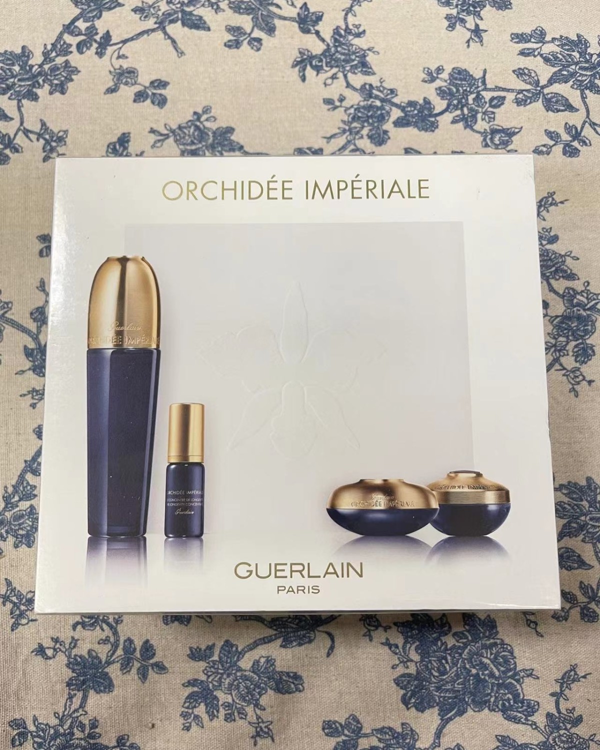 作为娇兰抗老的，这款套盒主打，修复抗衰老，集合了肌底修复，滋