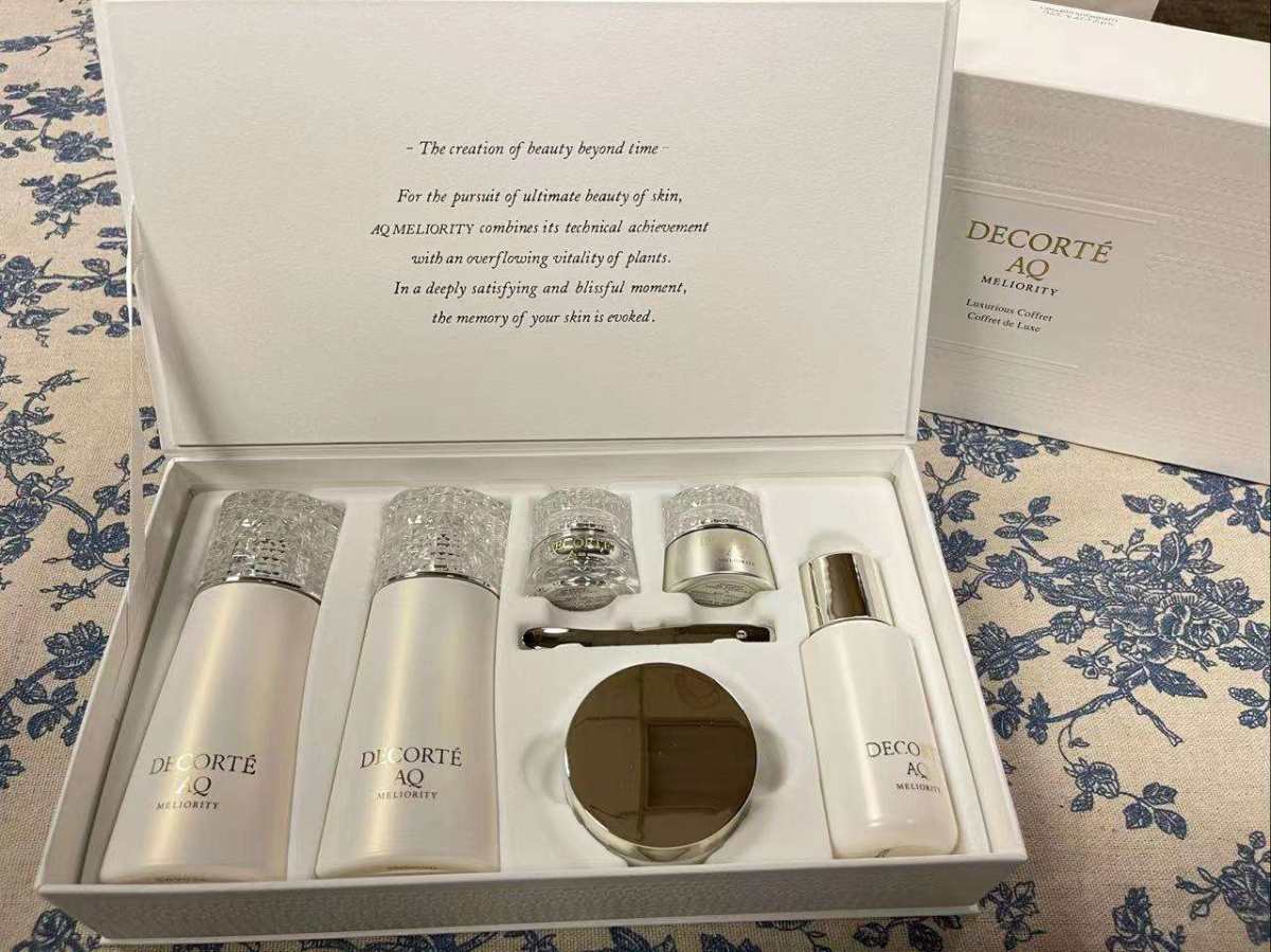 黛珂精致完美系列套装，真的是高大上啊！送礼也不错哈！  走的