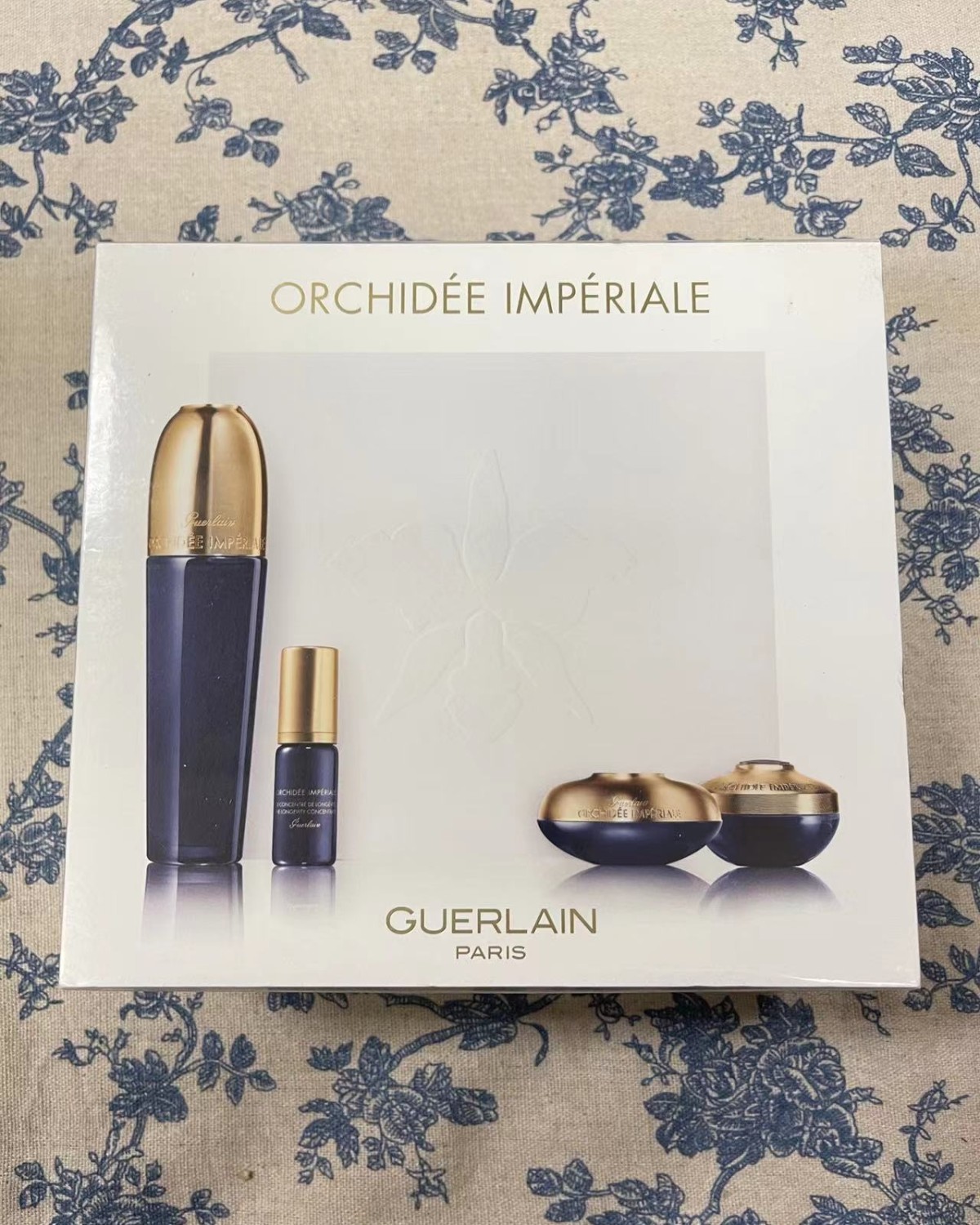 作为娇兰抗老的，这款套盒主打，修复抗衰老，集合了肌底修复，滋