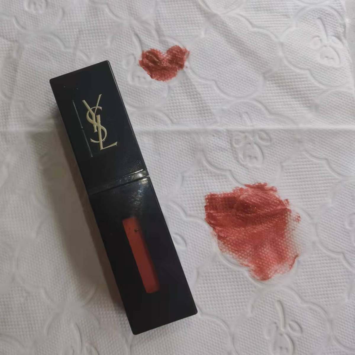 ysl416一颗大大的番茄色。 稍带一点橘棕调调, 就这么看