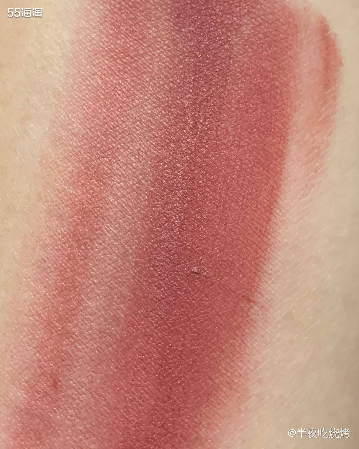 🥥豆沙色口红💄可以说是很能出错的一个选择了，淡妆浓抹总相